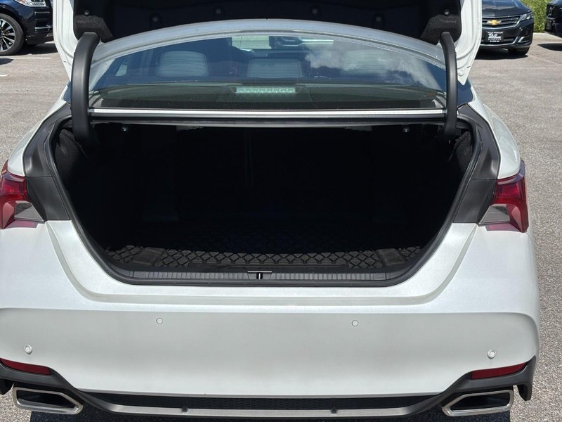 Toyota Avalon Vehicle Full-screen Gallery Image 10