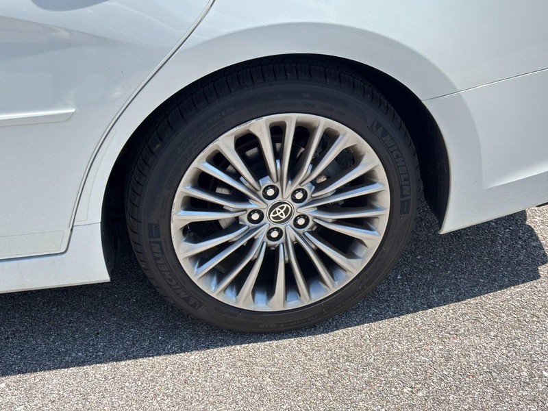 Toyota Avalon Vehicle Full-screen Gallery Image 11