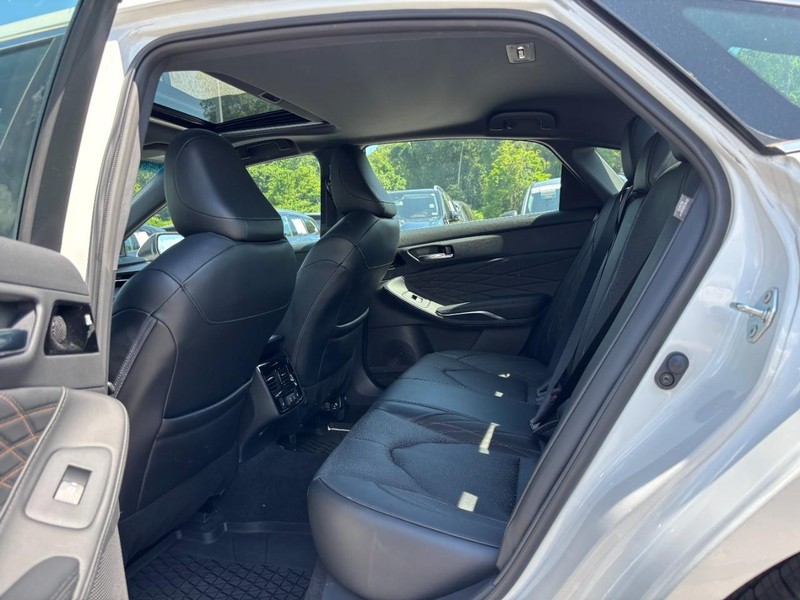 Toyota Avalon Vehicle Full-screen Gallery Image 12