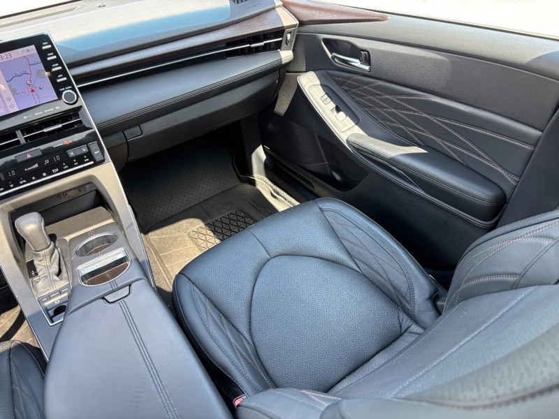 Toyota Avalon Vehicle Full-screen Gallery Image 16