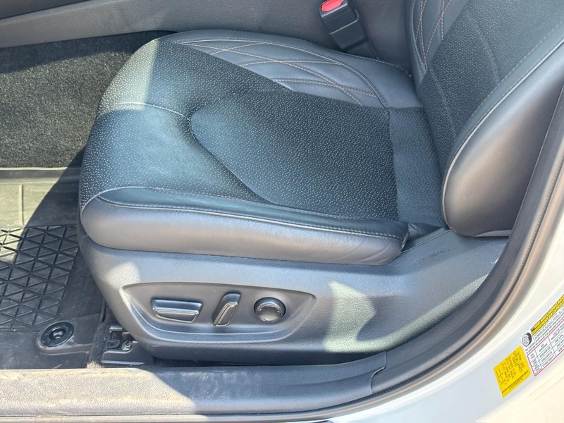 Toyota Avalon Vehicle Full-screen Gallery Image 17
