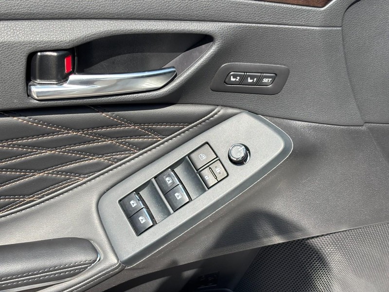 Toyota Avalon Vehicle Full-screen Gallery Image 18