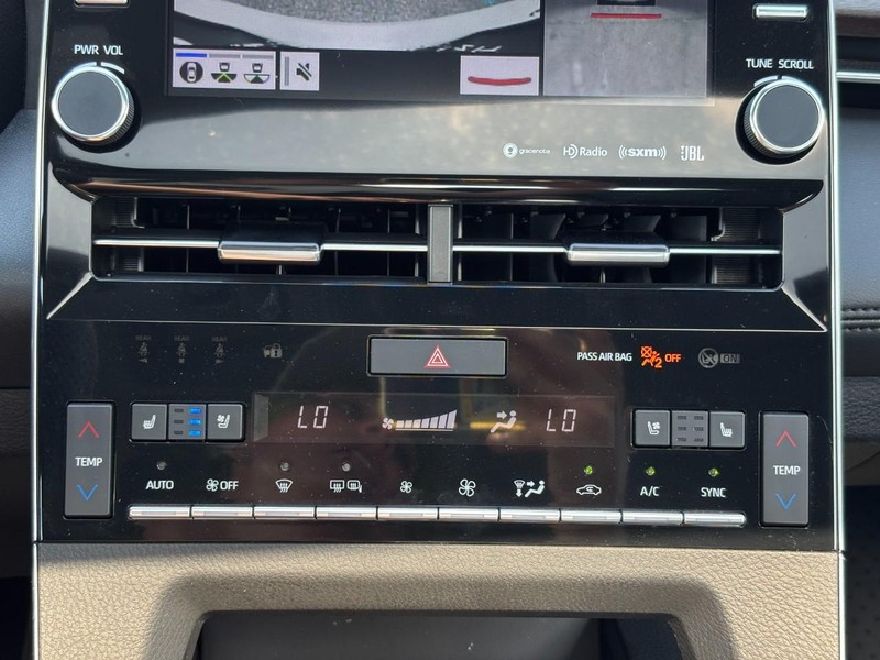 Toyota Avalon Vehicle Full-screen Gallery Image 24
