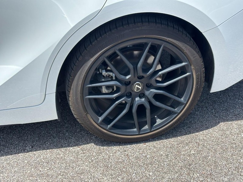 Lexus IS Vehicle Full-screen Gallery Image 11