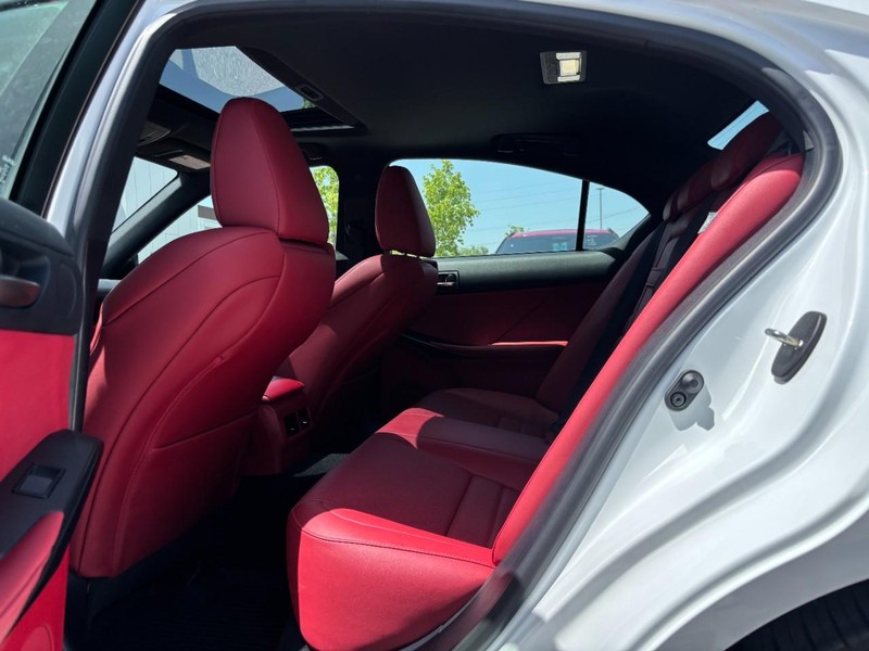 Lexus IS Vehicle Full-screen Gallery Image 12