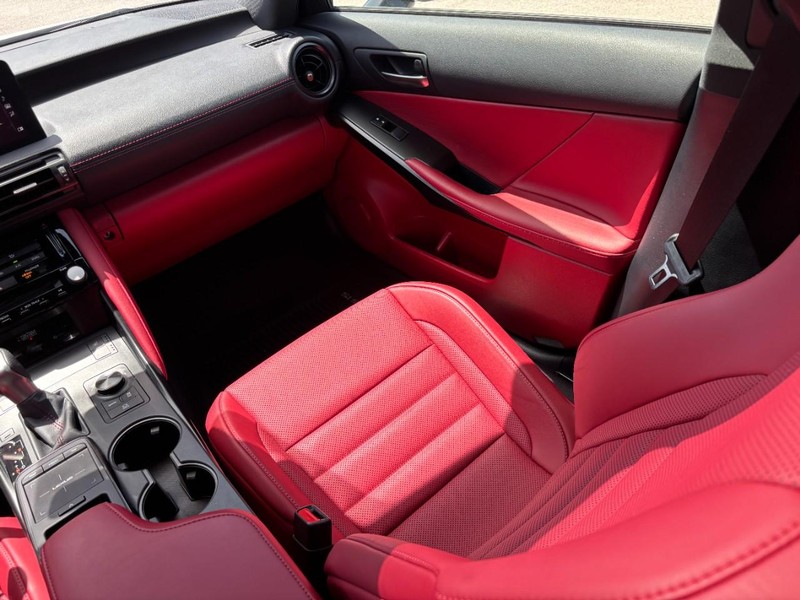Lexus IS Vehicle Full-screen Gallery Image 15