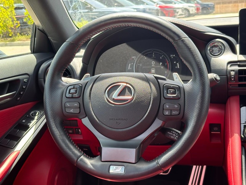 Lexus IS Vehicle Full-screen Gallery Image 16
