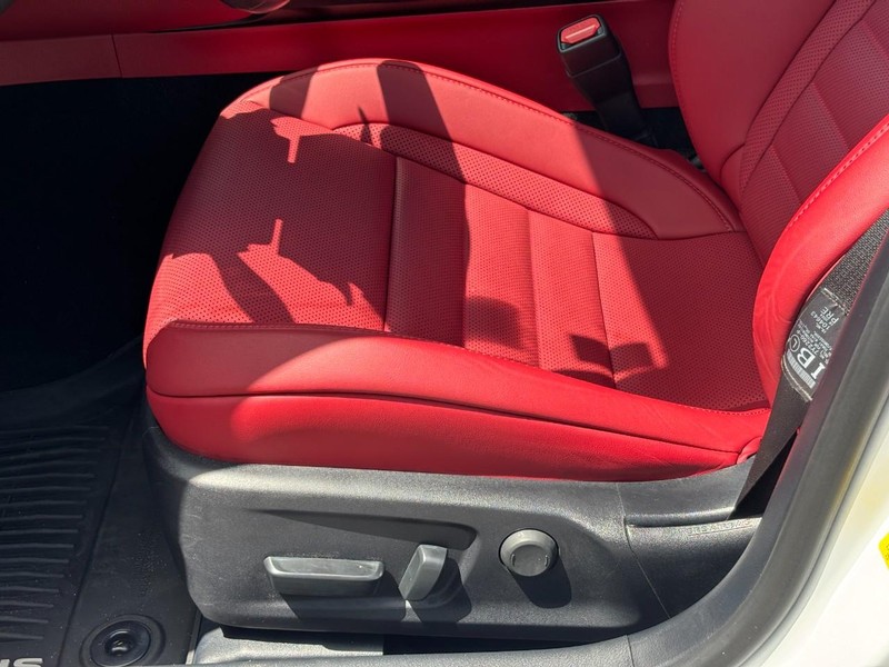 Lexus IS Vehicle Full-screen Gallery Image 17