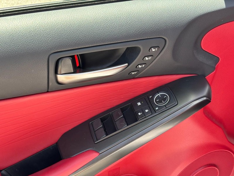 Lexus IS Vehicle Full-screen Gallery Image 18