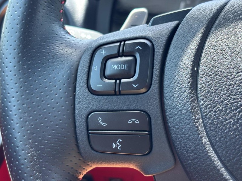 Lexus IS Vehicle Full-screen Gallery Image 19