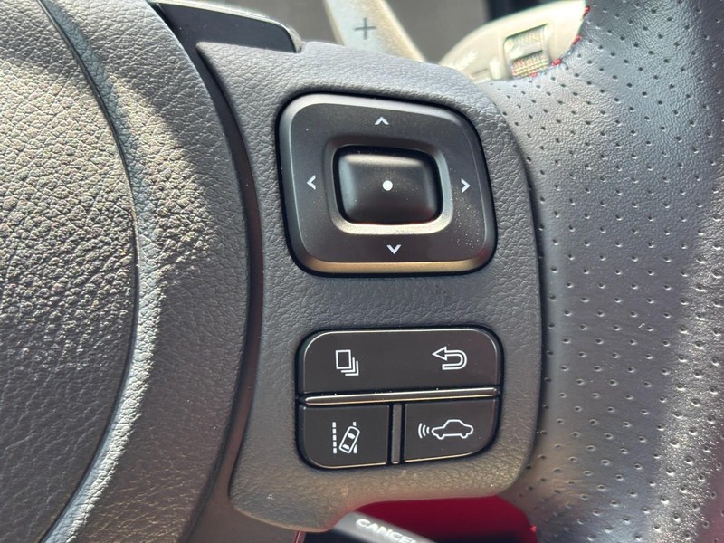 Lexus IS Vehicle Full-screen Gallery Image 20
