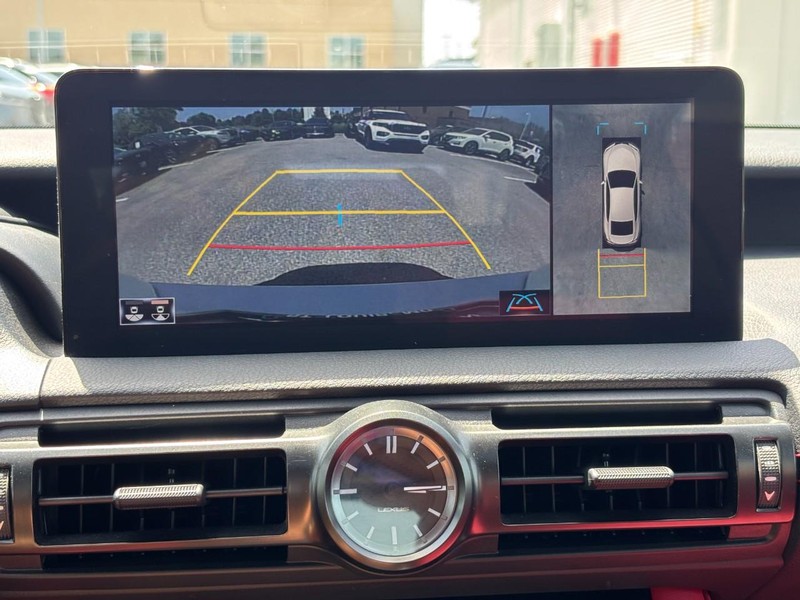 Lexus IS Vehicle Full-screen Gallery Image 23