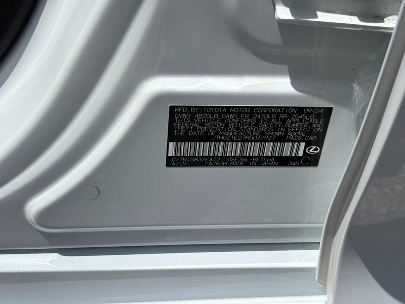 Lexus IS Vehicle Full-screen Gallery Image 25