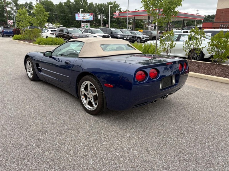 Chevrolet Corvette Vehicle Full-screen Gallery Image 02