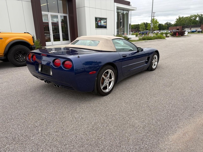 Chevrolet Corvette Vehicle Full-screen Gallery Image 03