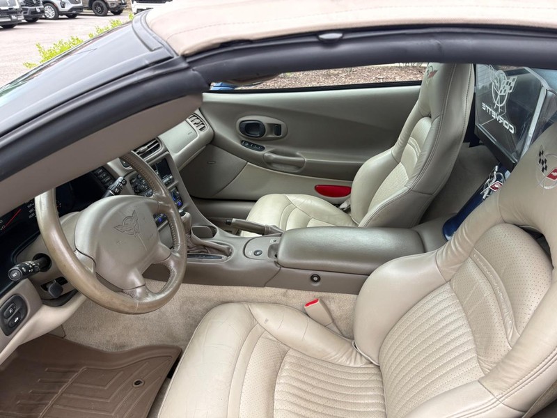 Chevrolet Corvette Vehicle Full-screen Gallery Image 05
