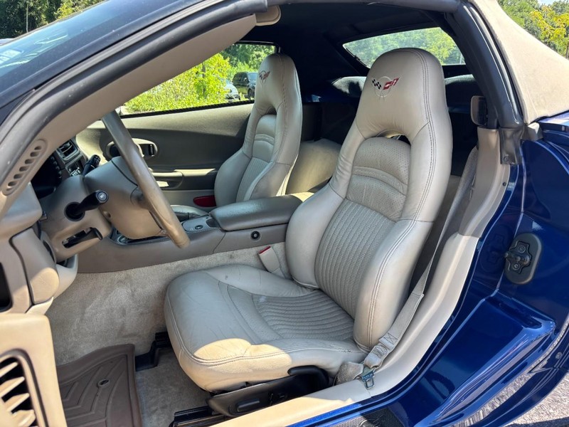 Chevrolet Corvette Vehicle Full-screen Gallery Image 12