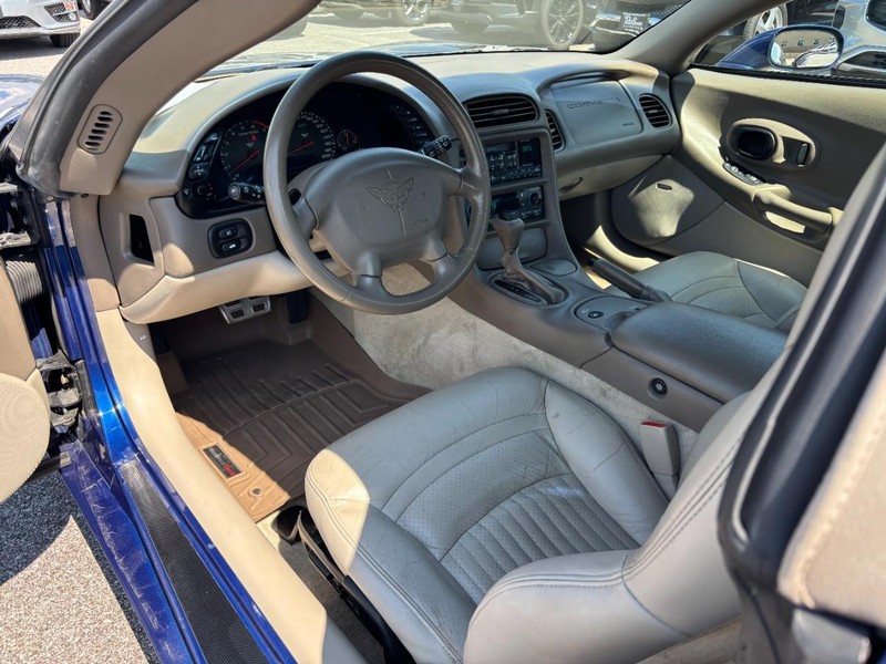 Chevrolet Corvette Vehicle Full-screen Gallery Image 13
