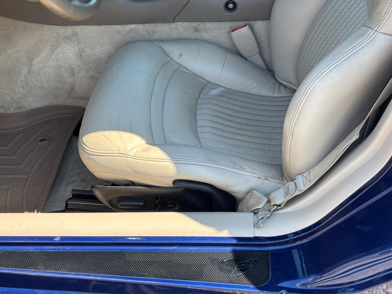 Chevrolet Corvette Vehicle Full-screen Gallery Image 14