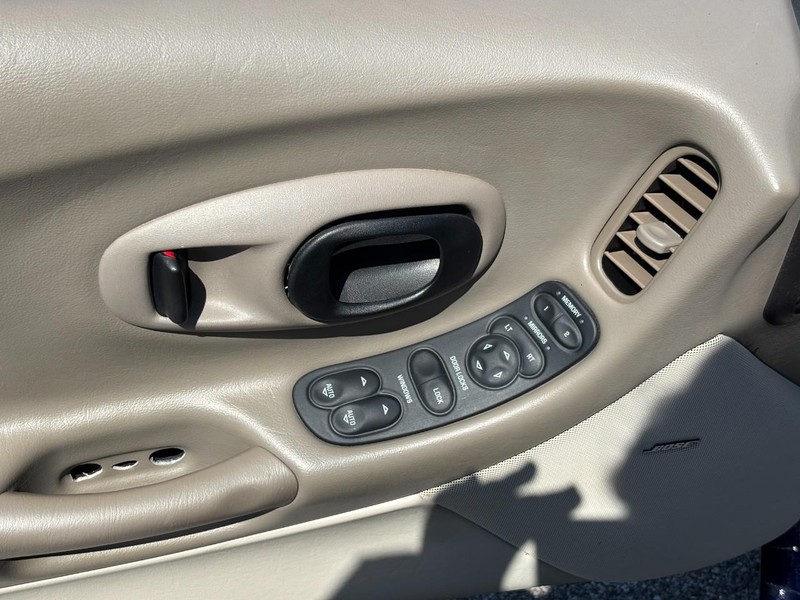 Chevrolet Corvette Vehicle Full-screen Gallery Image 15