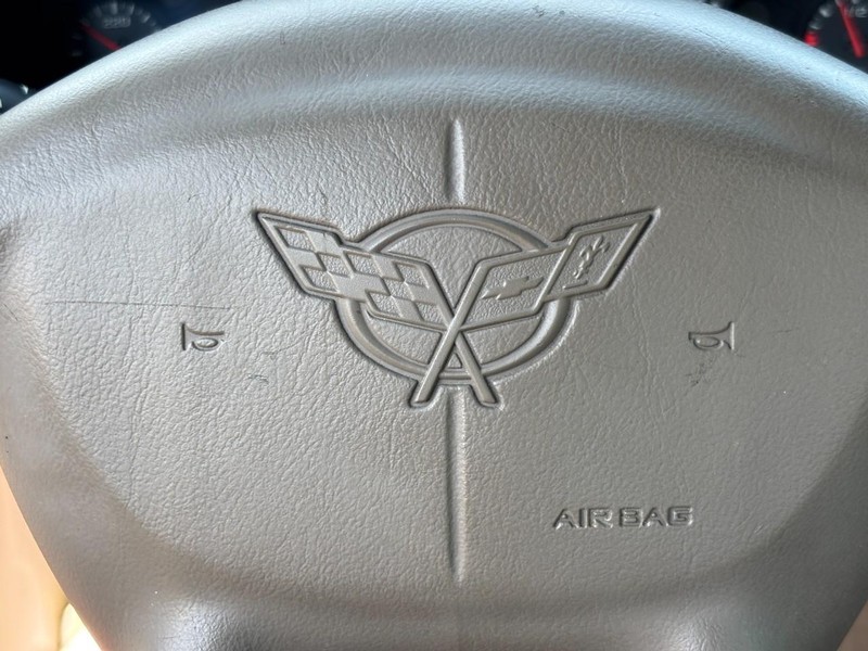 Chevrolet Corvette Vehicle Full-screen Gallery Image 16