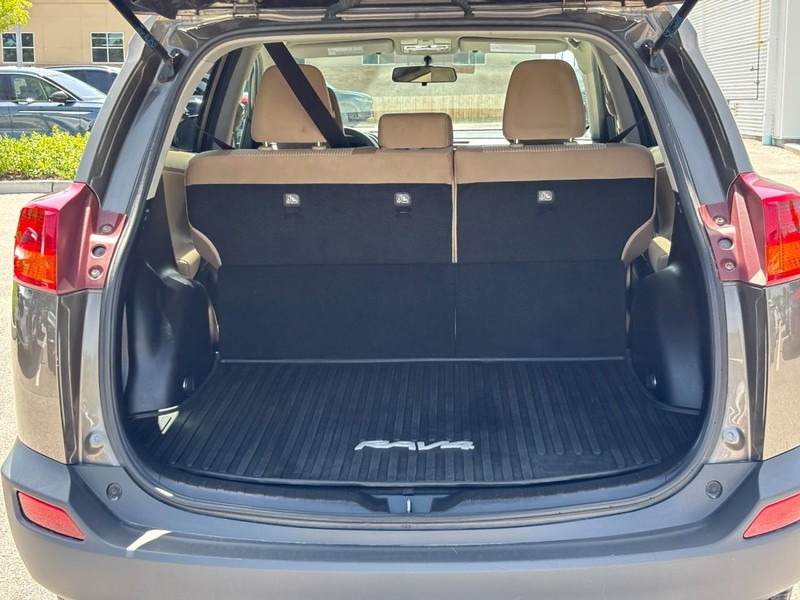 Toyota RAV4 Vehicle Full-screen Gallery Image 10