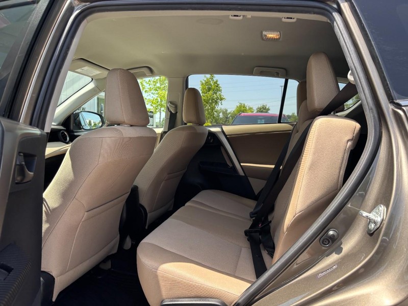 Toyota RAV4 Vehicle Full-screen Gallery Image 12