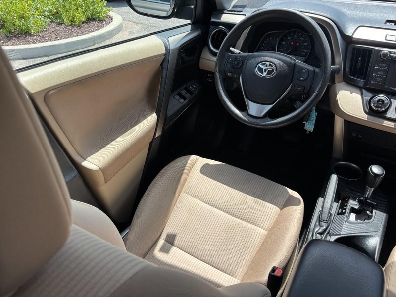 Toyota RAV4 Vehicle Full-screen Gallery Image 13