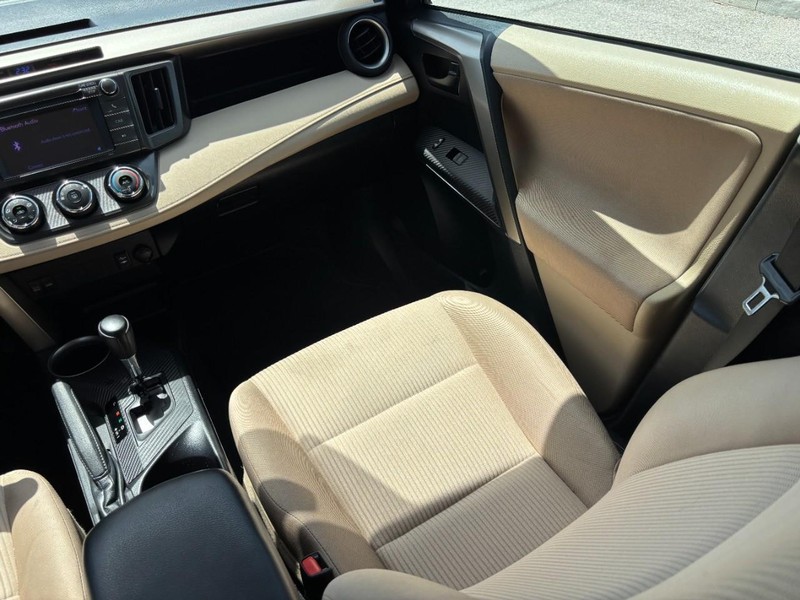 Toyota RAV4 Vehicle Full-screen Gallery Image 15