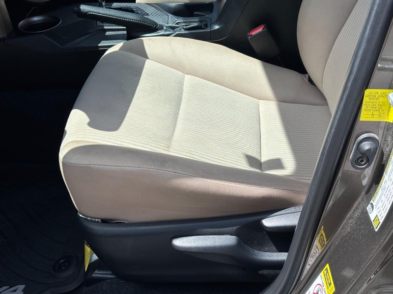 Toyota RAV4 Vehicle Full-screen Gallery Image 16