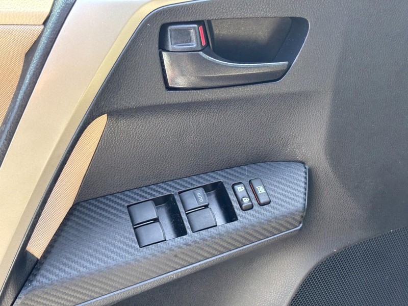 Toyota RAV4 Vehicle Full-screen Gallery Image 17