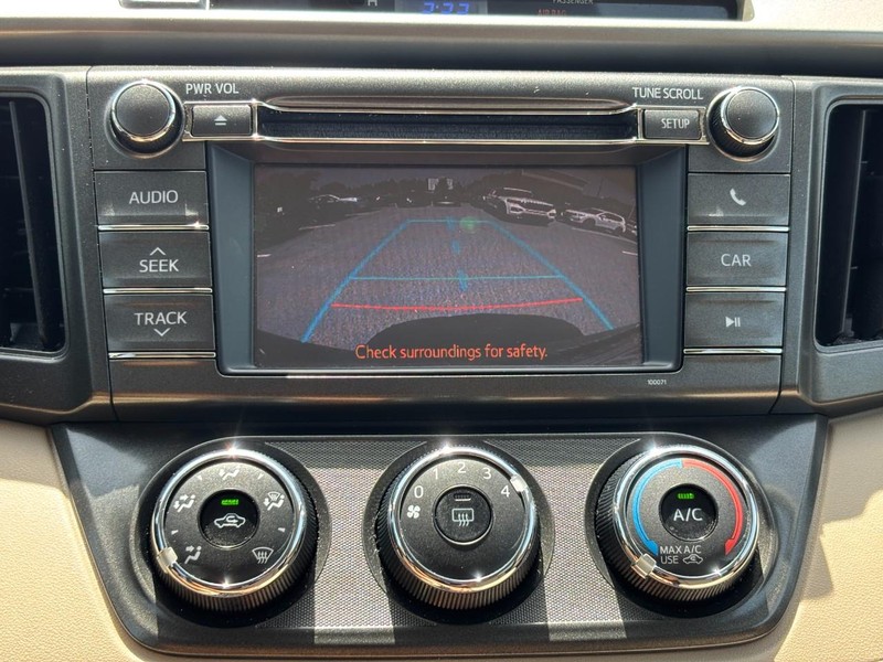 Toyota RAV4 Vehicle Full-screen Gallery Image 22