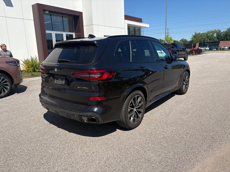 BMW X5 Vehicle Full-screen Gallery Image 03