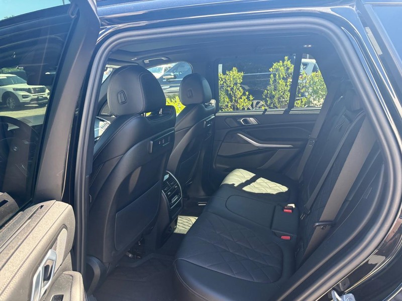 BMW X5 Vehicle Full-screen Gallery Image 05