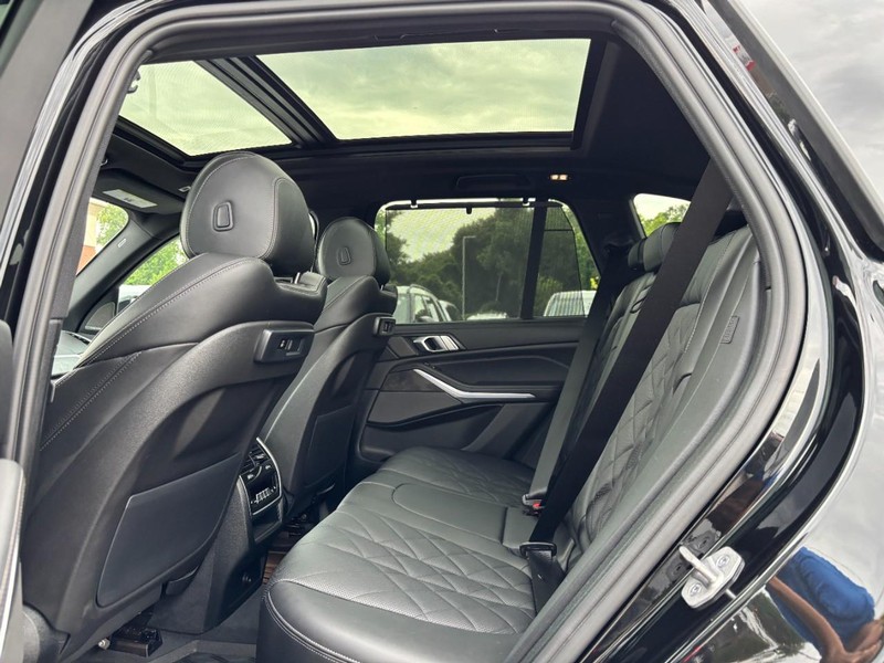 BMW X5 Vehicle Full-screen Gallery Image 12