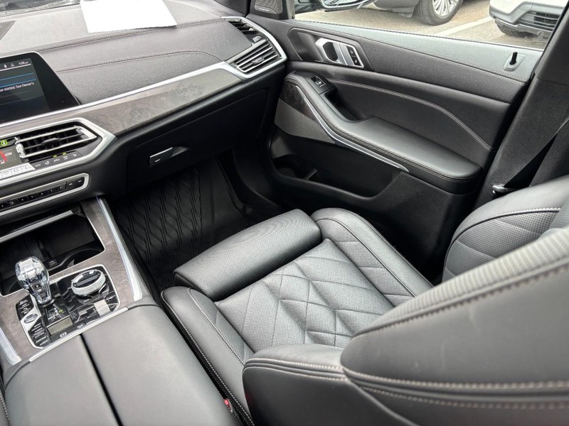 BMW X5 Vehicle Full-screen Gallery Image 15