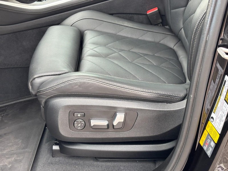 BMW X5 Vehicle Full-screen Gallery Image 16