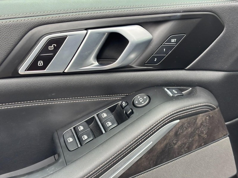 BMW X5 Vehicle Full-screen Gallery Image 17