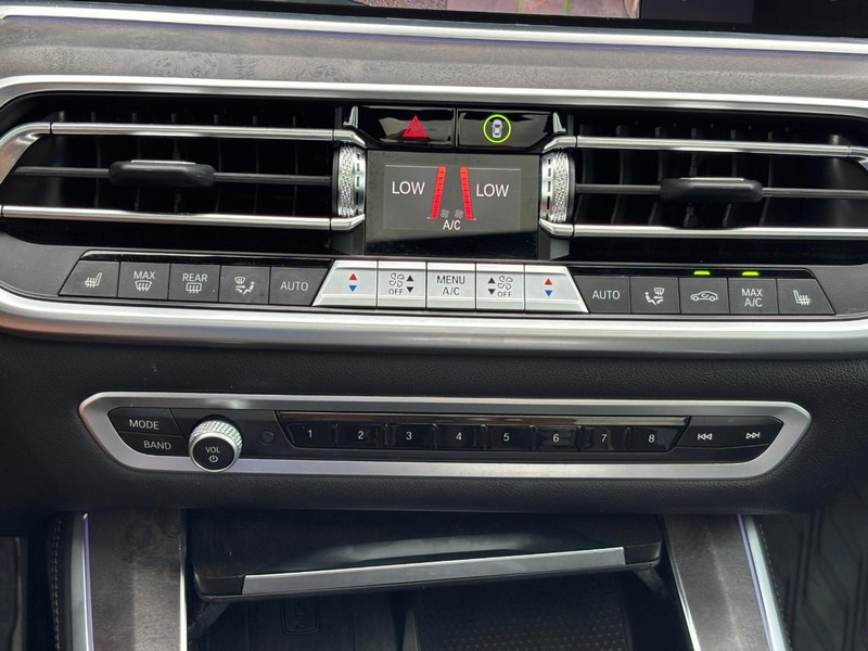 BMW X5 Vehicle Full-screen Gallery Image 23