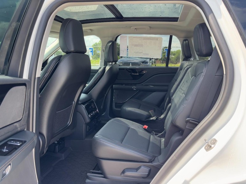 Lincoln Aviator Vehicle Full-screen Gallery Image 12