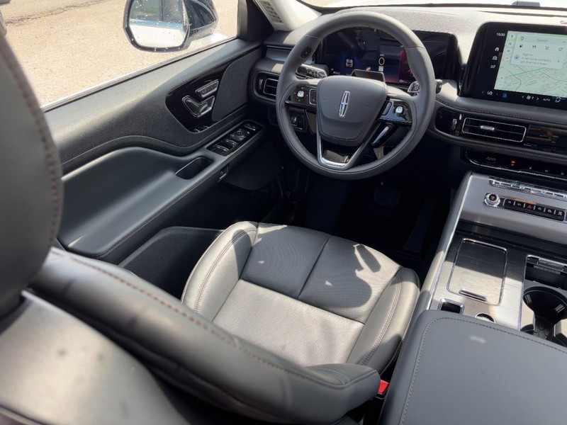 Lincoln Aviator Vehicle Full-screen Gallery Image 13