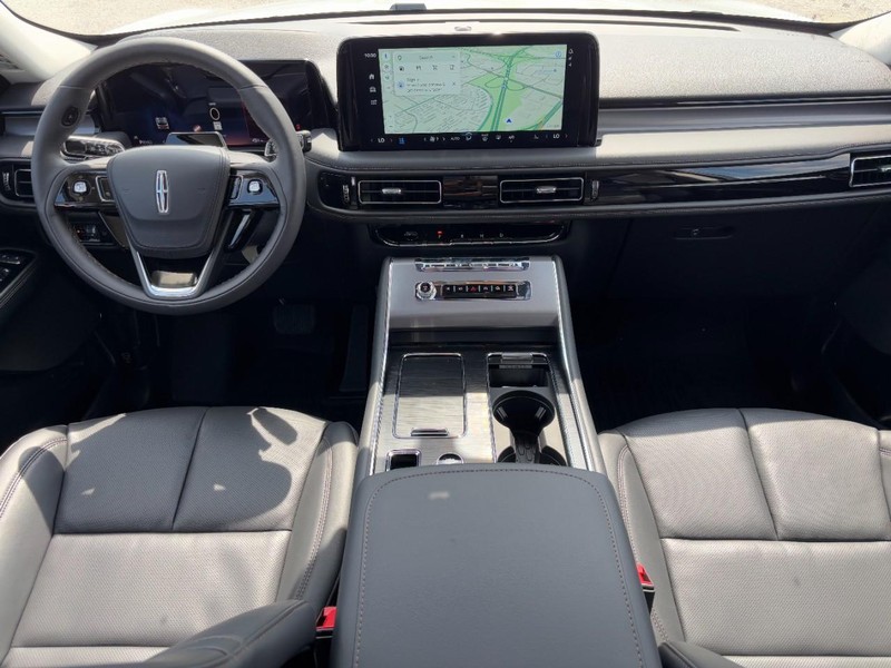Lincoln Aviator Vehicle Full-screen Gallery Image 14