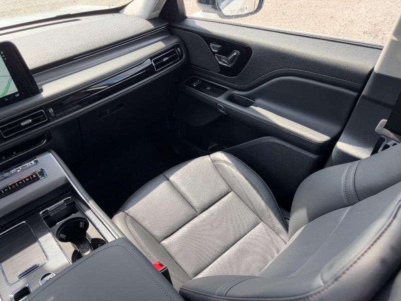 Lincoln Aviator Vehicle Full-screen Gallery Image 15