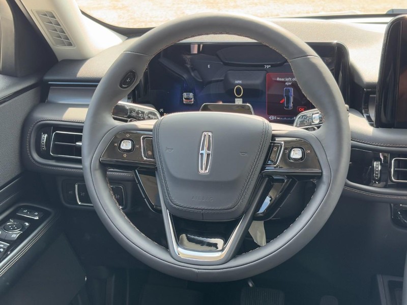 Lincoln Aviator Vehicle Full-screen Gallery Image 16