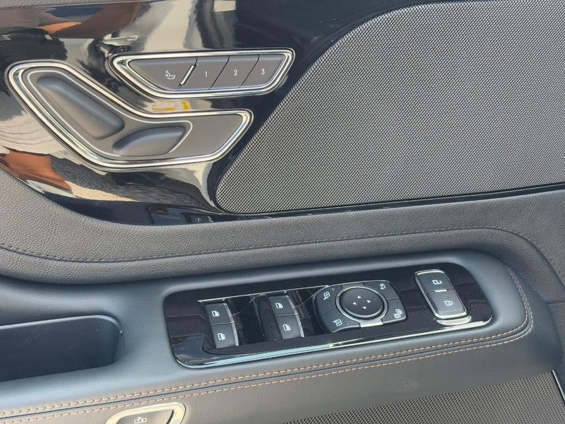 Lincoln Aviator Vehicle Full-screen Gallery Image 18
