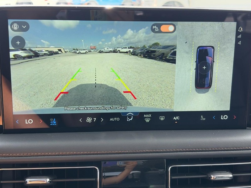 Lincoln Aviator Vehicle Full-screen Gallery Image 23