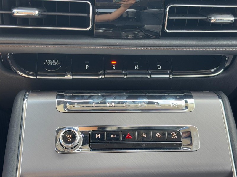 Lincoln Aviator Vehicle Full-screen Gallery Image 24