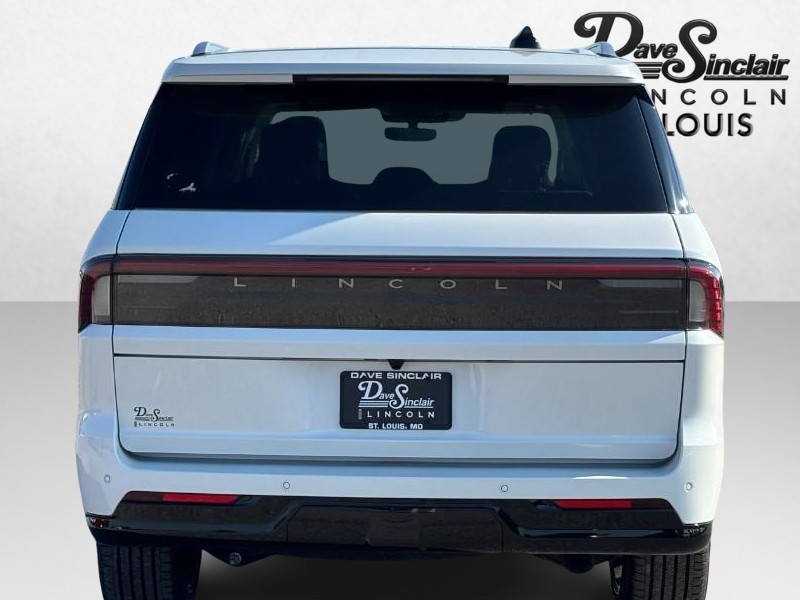 Lincoln Navigator L Vehicle Full-screen Gallery Image 04
