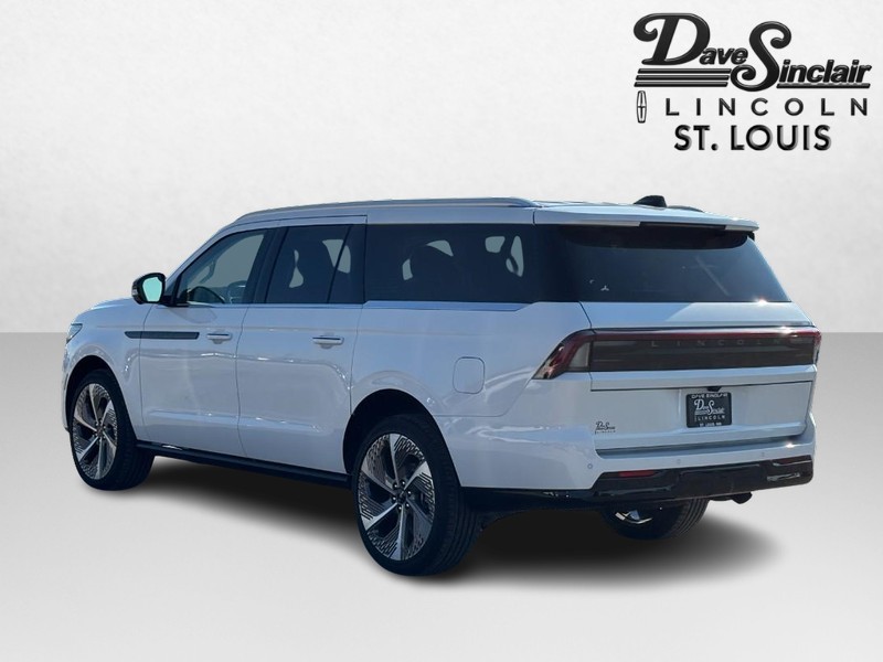 Lincoln Navigator L Vehicle Full-screen Gallery Image 05