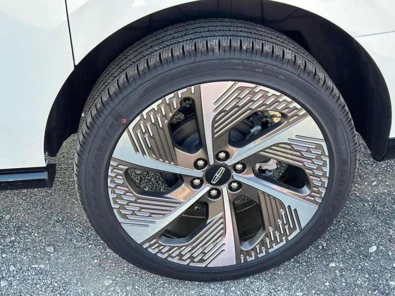 Lincoln Navigator L Vehicle Full-screen Gallery Image 10